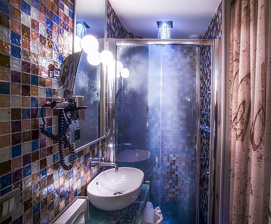 Apostrophe Hotel