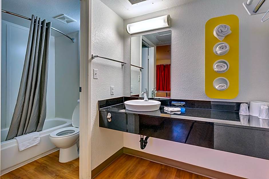 Super 8 by Wyndham Santa Rosa North