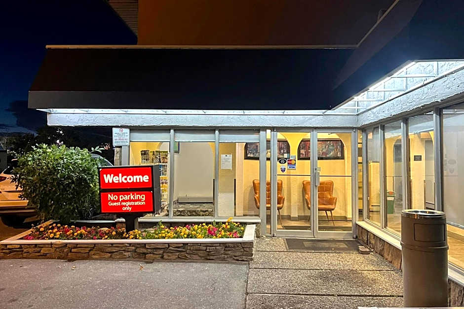 Econo Lodge Motel Village