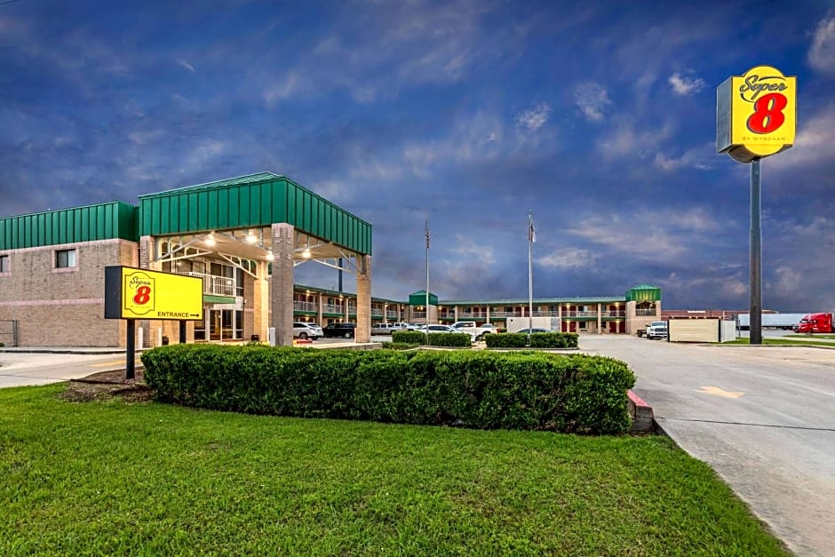 Super 8 by Wyndham Seguin