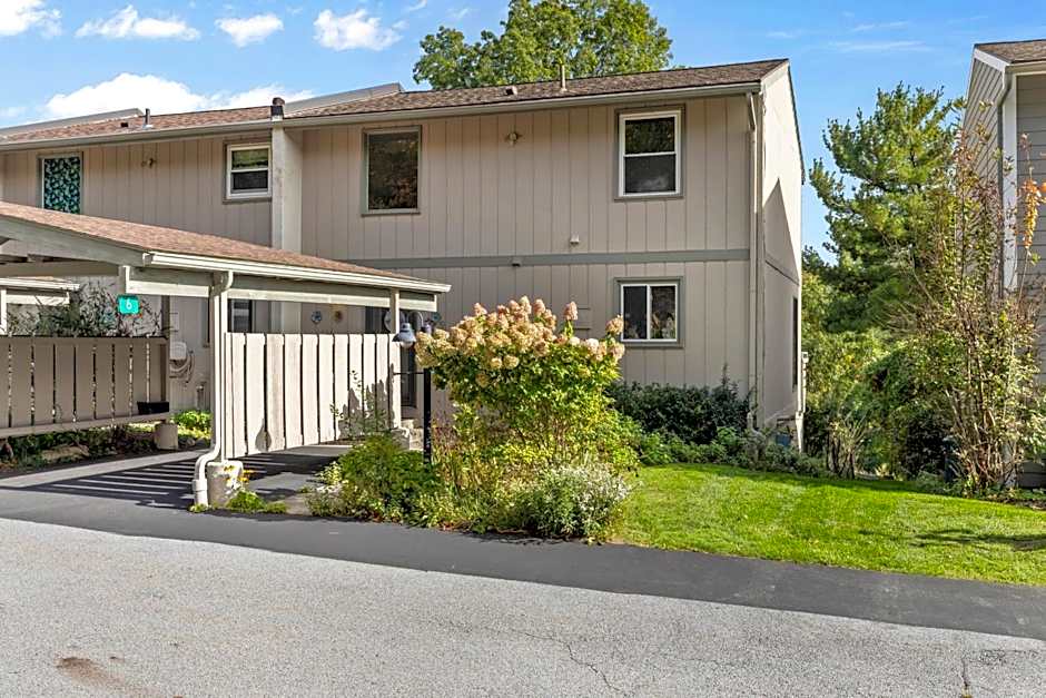Canandaigua Lake Retreat with view and private beach access, foliage, hike, and Ski