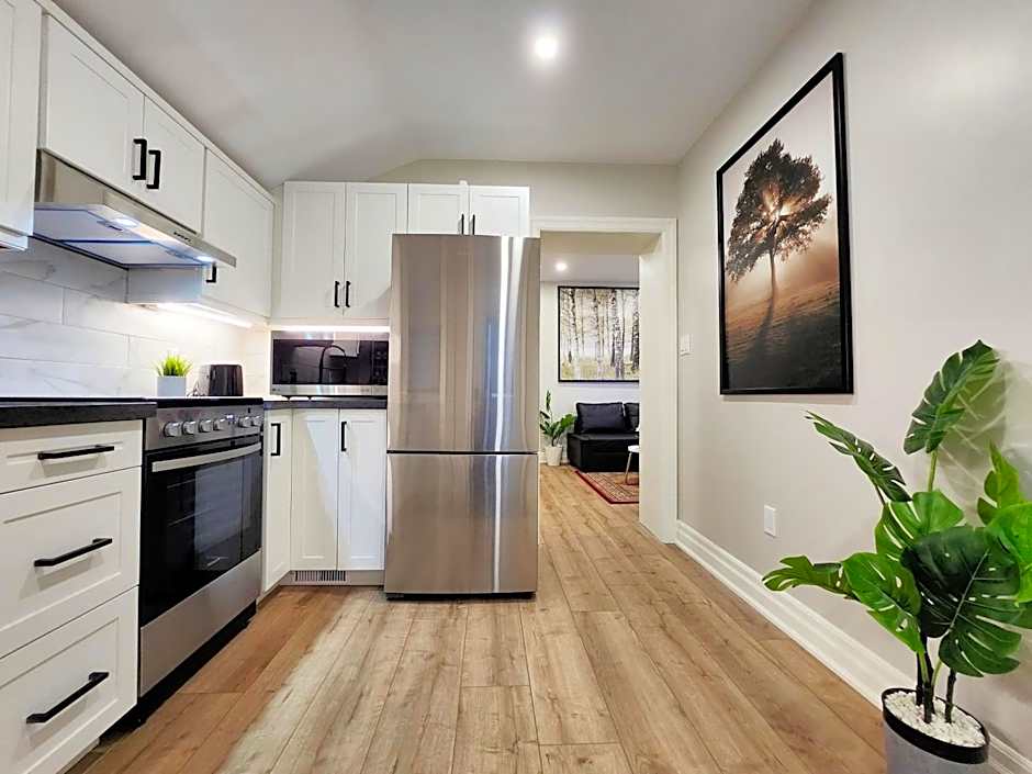 The Cozy Cove Modern King-Bedroom Full Apartment