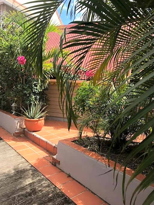 Appartement entier: chambre, cuisine + terrasse au calme sur jardin.