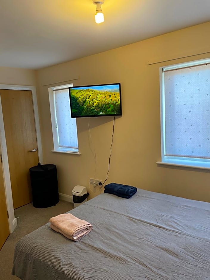 Private Rooms In A Cheerful 4-Bedroom Town House