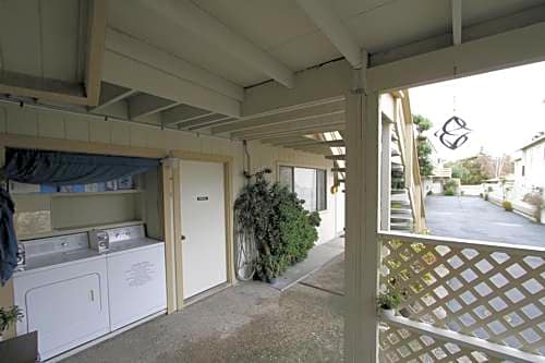 Monterey Fireside Lodge