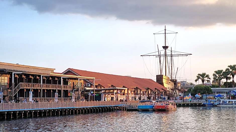 HEEREN BY THE RIVER HOTEL