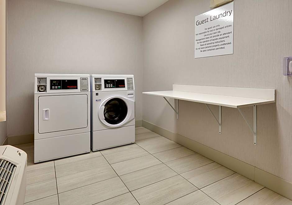 Holiday Inn Express & Suites Mitchell By IHG