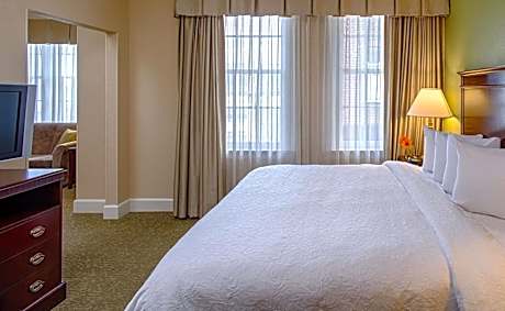 One-Bedroom Corner King Suite - Non-Smoking