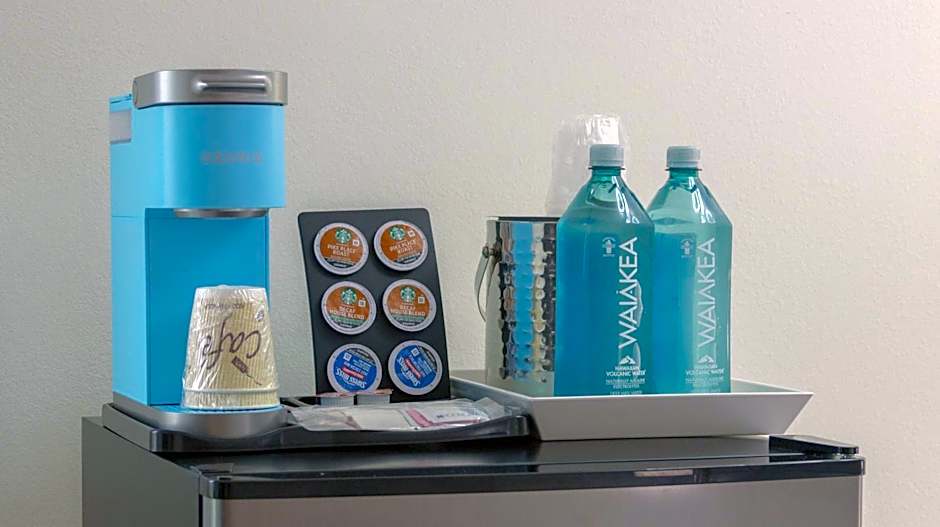 New 2025-Ocean Sands Beach Boutique Inn-Sauna and Salt-Mineral Pool -Free Beach Bikes and Famous Beach-Nightly Popcorn-Bathrobes and Sunscreen in all rooms-Ultra Sparkling-Free Laundry-4 Grand Presidential Black Beds in all rooms-Savings#252-242-SAND