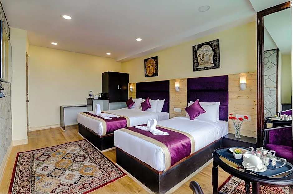 Sumitel Hotel 500 meters from Mall Road