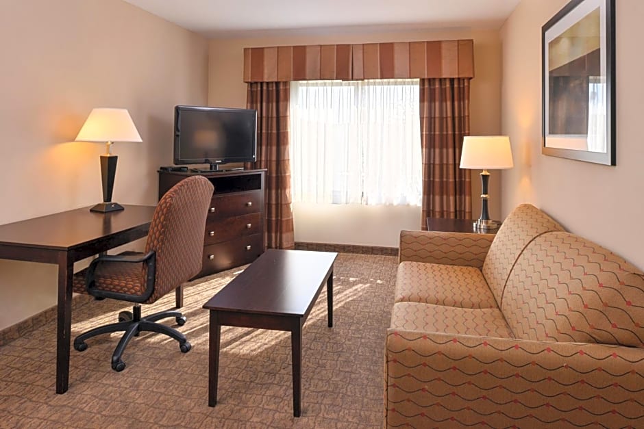 Holiday Inn Express & Suites Fairmont, an IHG Hotel