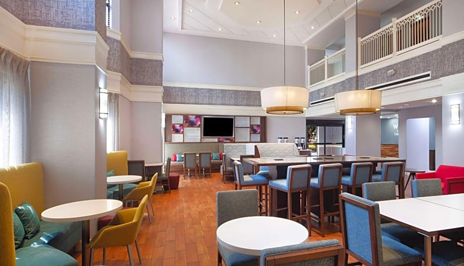 Hampton Inn By Hilton And Suites Atlanta Airport