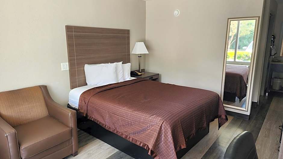 Days Inn by Wyndham Seguin TX