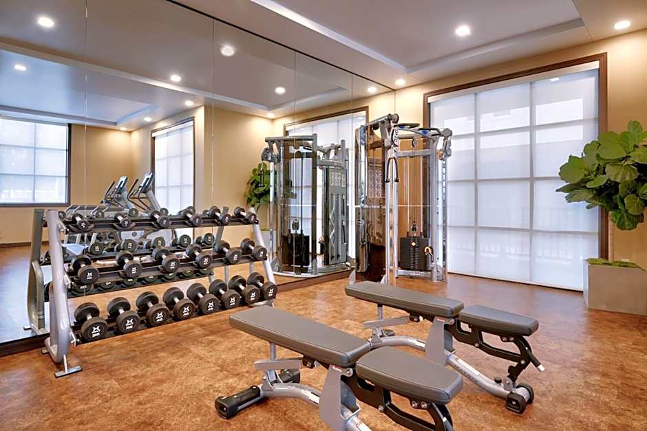 THE ADVENIRE, AUTOGRAPH COLLECTION