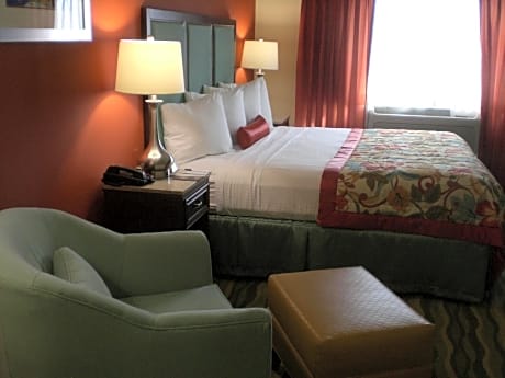 One-Bedroom King Suite with Sofa Bed and Kitchen - Fireplace