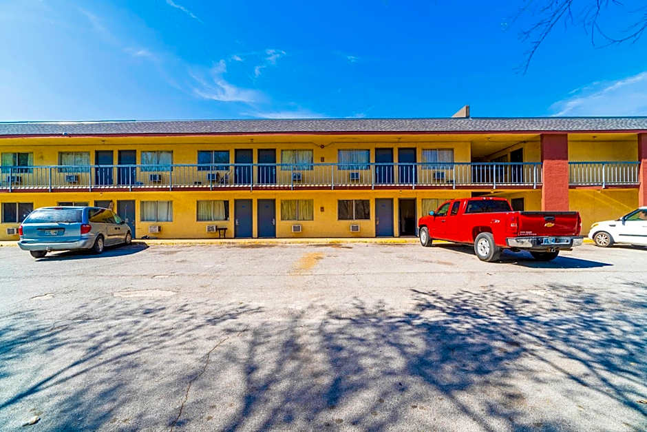 Castle Inn & Suites By OYO Chickasha