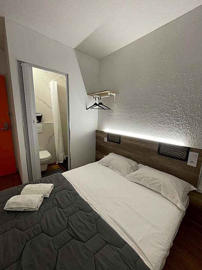 HOTEL THANIA