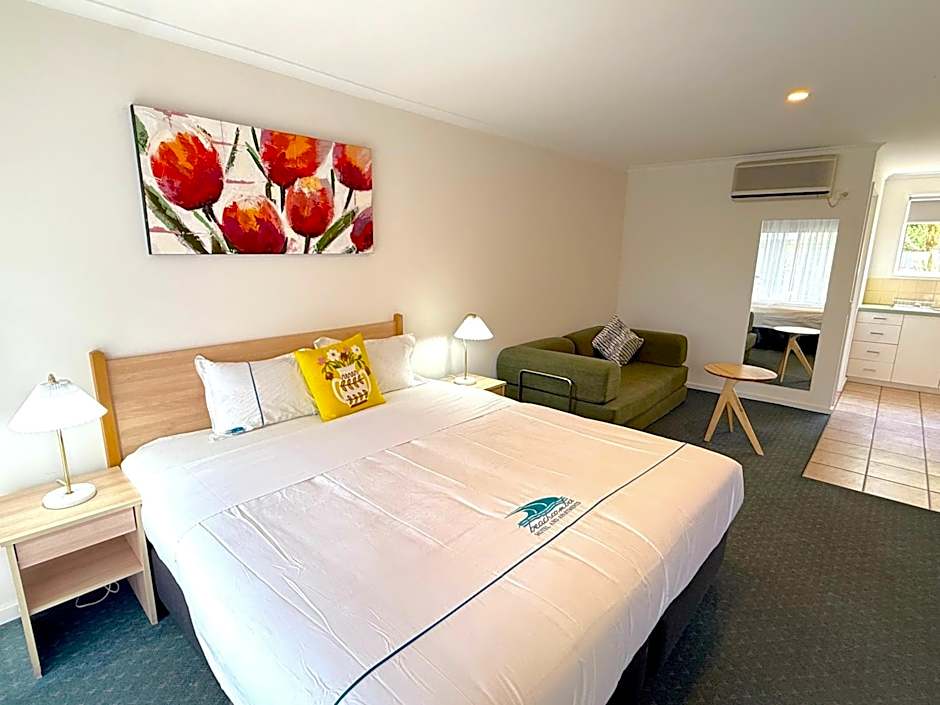 Beachcomber Motel & Apartments