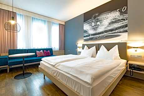 roomz Style Double Room with Bench