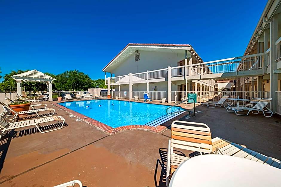 Motel 6-Dallas, TX - Farmers Branch