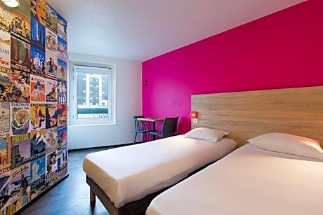 Cabrio Twin Room with Bathroom