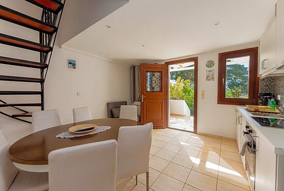 Birds Villa Apartments with Heated Pool - Including Car and Breakfast