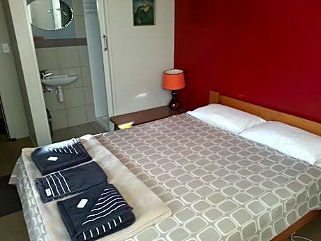 Queen Room with Ensuite (no toilet)