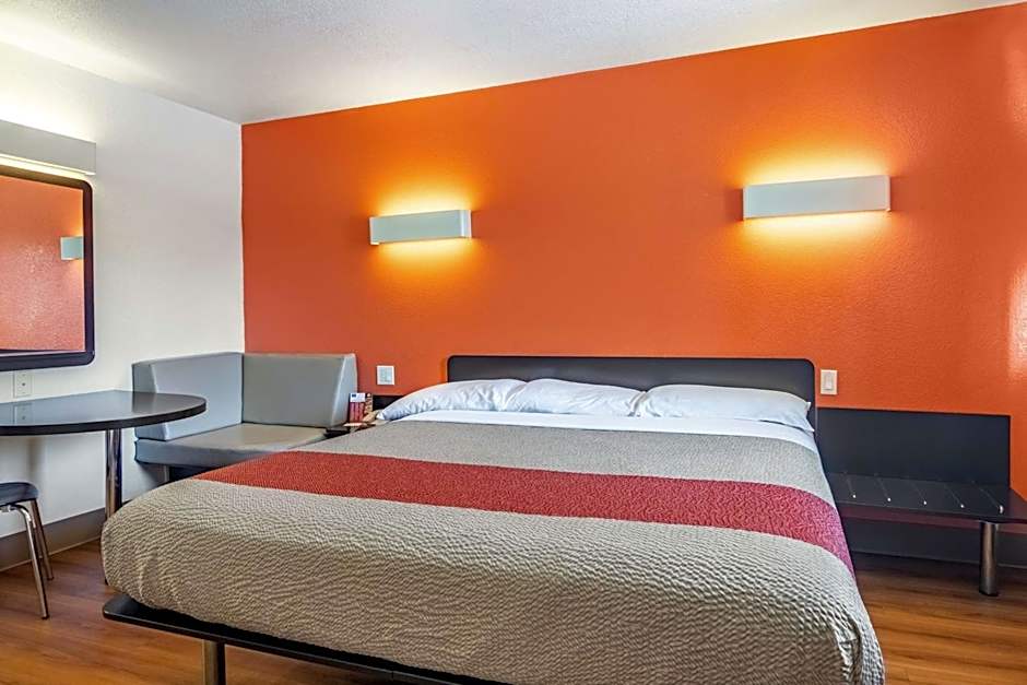 Motel 6-Youngstown, OH