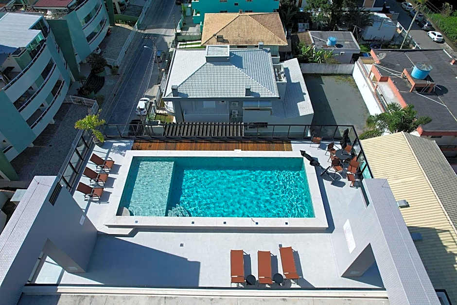 Adra 301 - Apartamento no centro de Bombinhas - Rooftop com piscina e academia - À poucos metros da praia - (Consultar serviços de roupas de cama e banho)