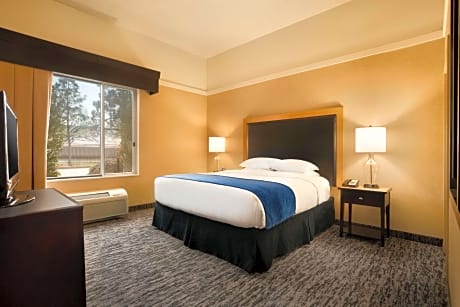 1 King Mobility/Hearing Access W/Bathtub