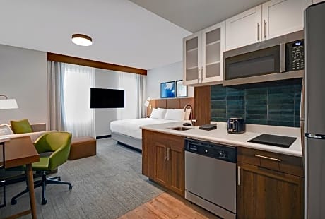 Studio King Suite - Communications Accessible