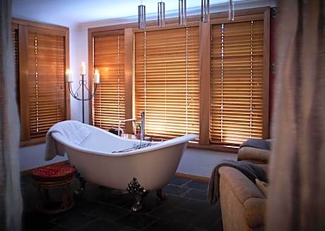 Tomah Retreat - Studio CHILL with fireplace and clawfoot bath