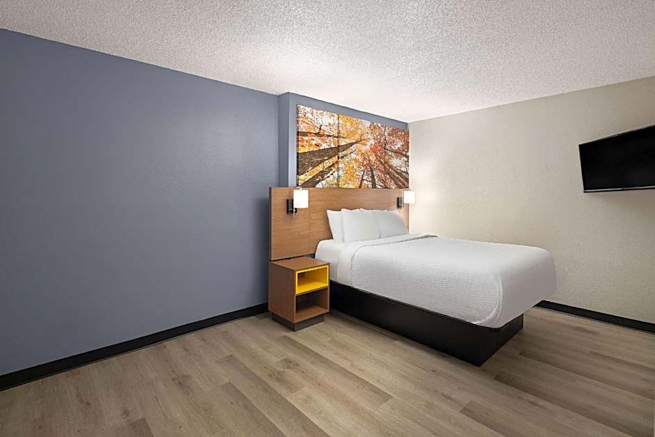 Days Inn & Suites by Wyndham Green Bay WI.