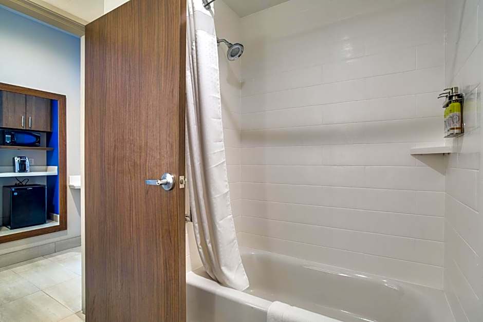 Holiday Inn Express And Suites Denton South By IHG