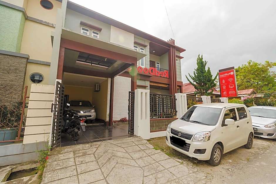 RedDoorz Syariah near Jam Gadang Bukittinggi 2