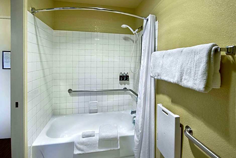 Photo 1 of 1 of 1 Queen Bed, Accessible, Bathtub