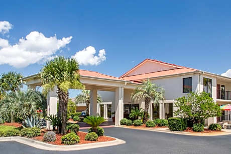 Days Inn & Suites by Wyndham Navarre - near Beaches/Hurlburt