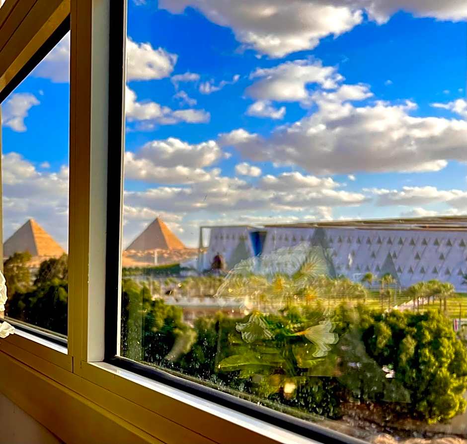 New Museum, Pyramids inn