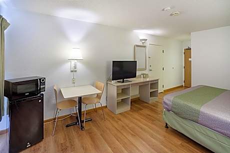 Deluxe King Room - Non-Smoking