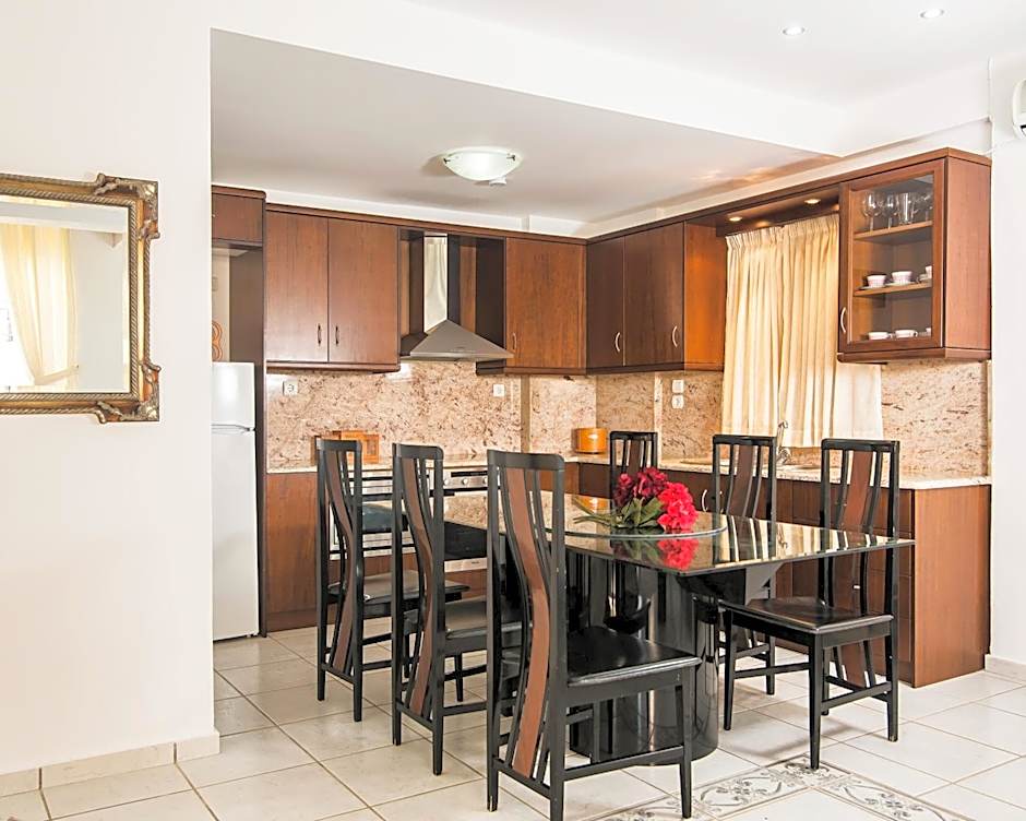 Yiannis Manos Hotel Resort