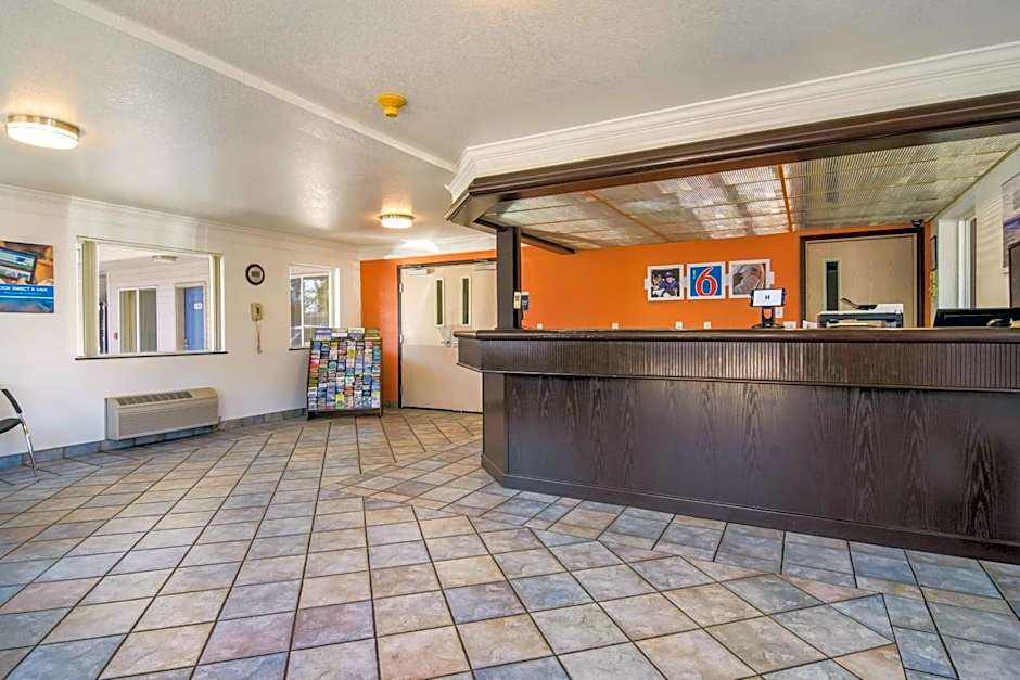 Motel 6 Portland Mall - 205