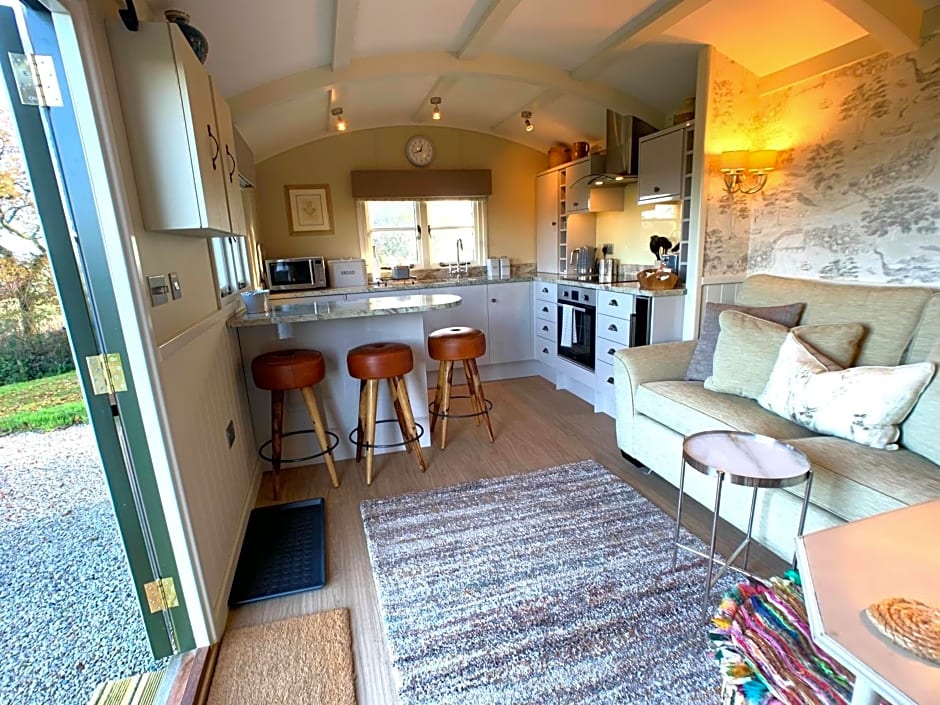 Luxury Shepherds Hut with Superb Views & Fire Pit & walking distance to a superb Gastro Pub