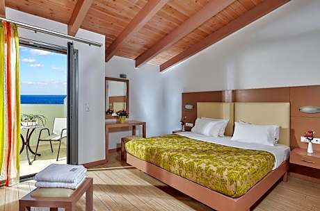 Double or Twin Room with Sea View