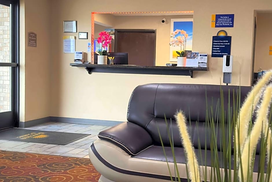 Days Inn & Suites by Wyndham Kaukauna WI