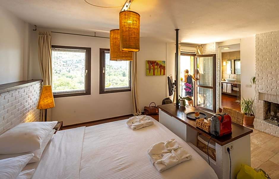 4reasons hotel + bistro | 12+