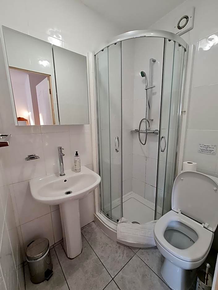 Pymgate Lodge Airport Hotel