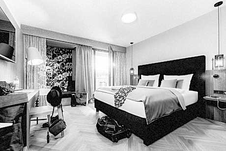 Courtyard Room with King Bed