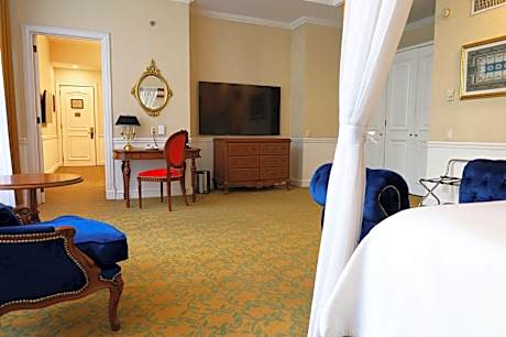Master Suite (1 King Bed)