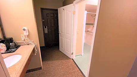 Standard Queen Room with Tub - Non-Smoking