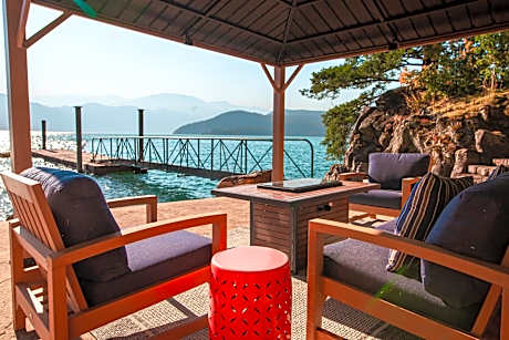 The Overlook, Luxury Lakeside Home with Dock